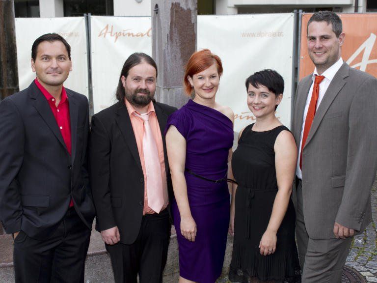 Macher der Alpinale: Johannes Rinderer (.l) mit Alexander Strolz, Karin Bleiweiß sowie Manuela Mylonas und Andreas Künz. Macher der Alpinale: Johannes Rinderer (.l) mit Alexander Strolz, Karin Bleiweiß sowie Manuela Mylonas und Andreas Künz.