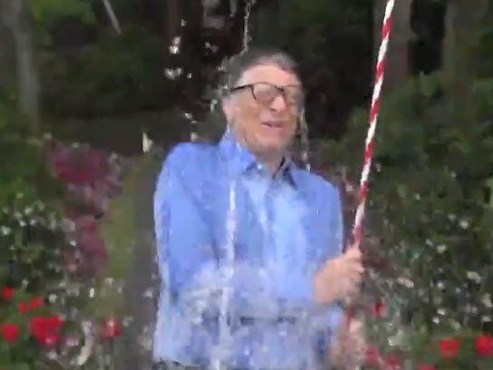 Für den guten Zweck macht sich auch Bill Gates nass. Für den guten Zweck macht sich auch Bill Gates nass.