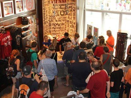 Der Ansturm auf Österreichs erstes Hard Rock Cafe ist anscheinend groß. Der Ansturm auf Österreichs erstes Hard Rock Cafe ist anscheinend groß.