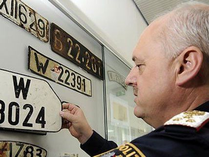 In Österreich sind noch viele Autos mit alten Kennzeichen unterwegs. In Österreich sind noch viele Autos mit alten Kennzeichen unterwegs.