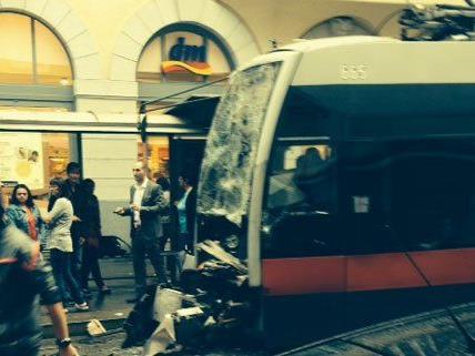 Drei Verletzte bei Straßenbahn-Auffahrunfall in Wien