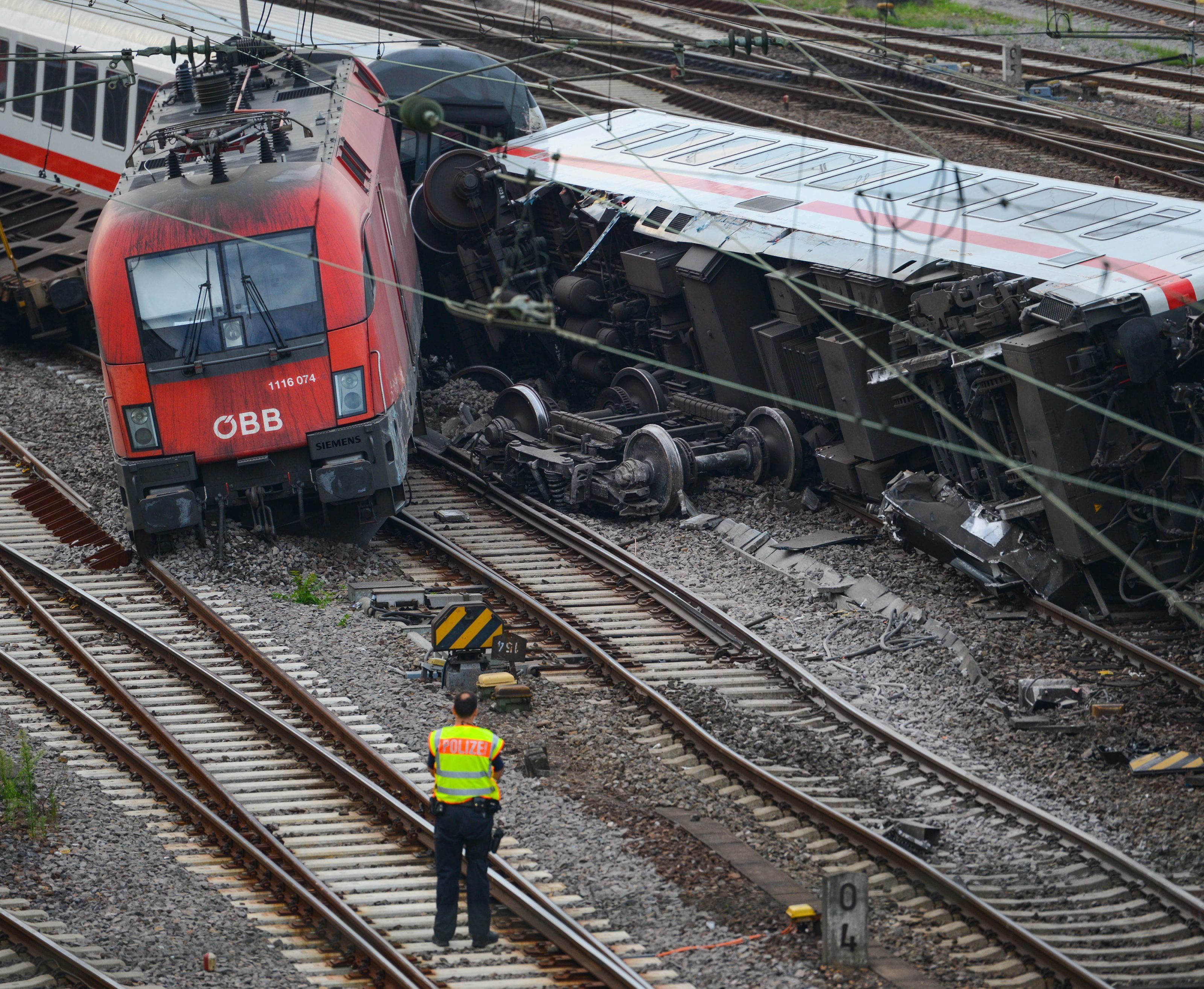 Mannheim: Güterzug rammt Eurocity - Dutzende Verletzte. Mannheim: Güterzug rammt Eurocity - Dutzende Verletzte.