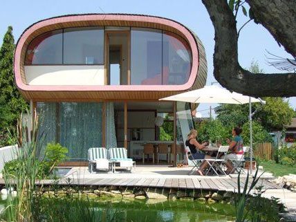 Das Haus „Käfer im Garten“ in einer Kleingartensiedlung im 22. Bezirk bietet dank seiner ungewöhnlichen Form und der raumhohen Verglasung viel Platz.