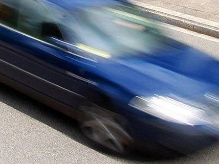 Die Männer hatten einen Wagen als Rammbock benutzt. Die Männer hatten einen Wagen als Rammbock benutzt.