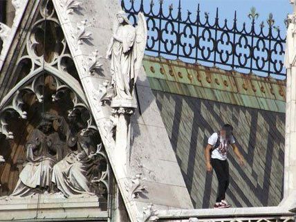 Waghalsiger Kletteraktion auf der Votivkirche.