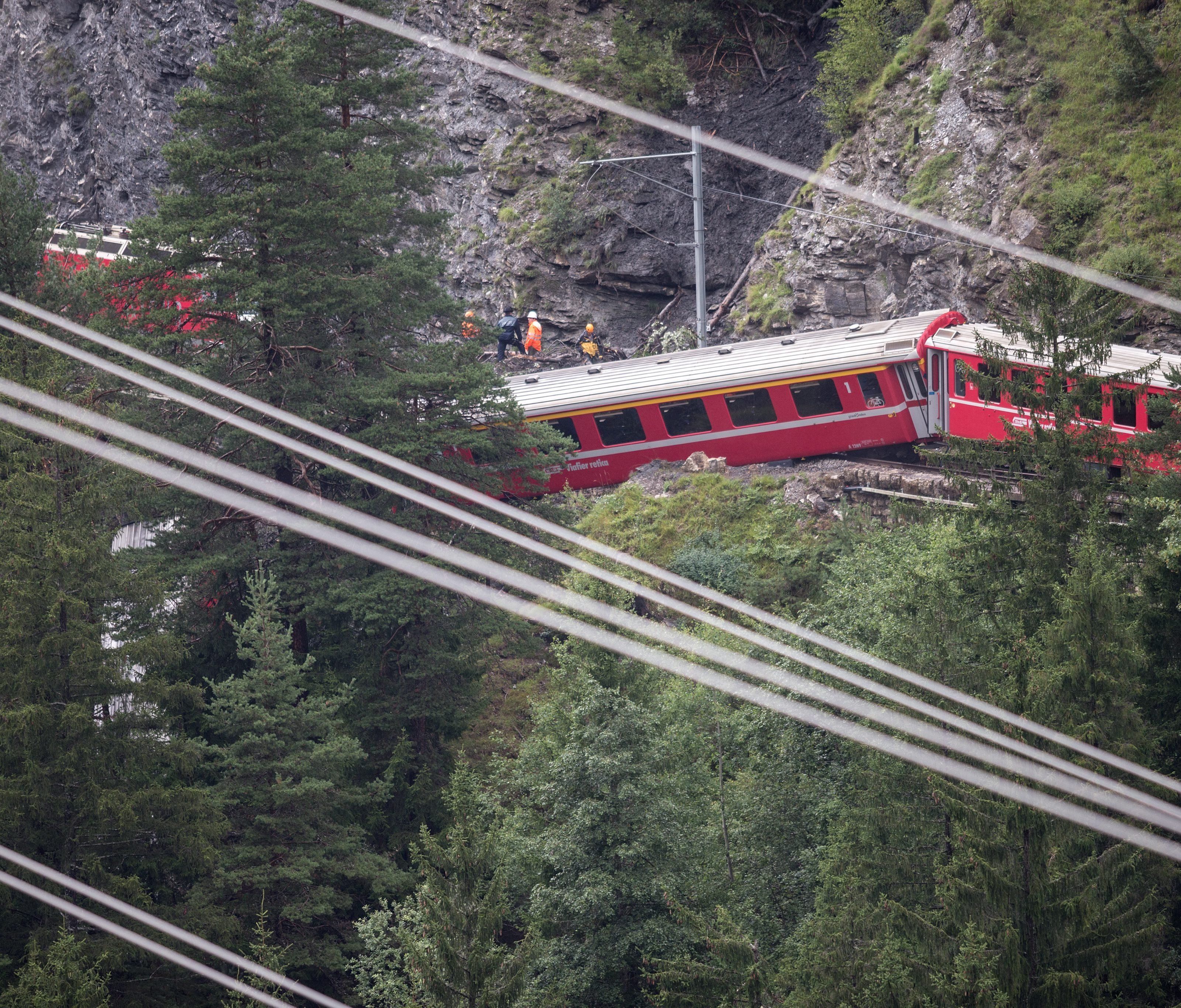 Schweres Zugunglück in Graubünden fordert fünf Schwerverletzte. Schweres Zugunglück in Graubünden fordert fünf Schwerverletzte.