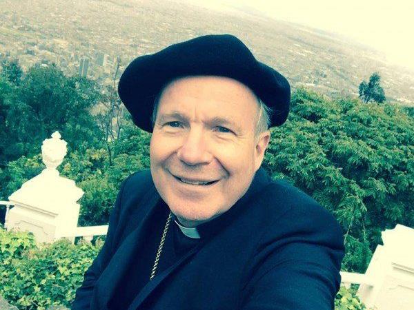 Kardinal Christoph Schönborn entdeckt “Selfies” für sich