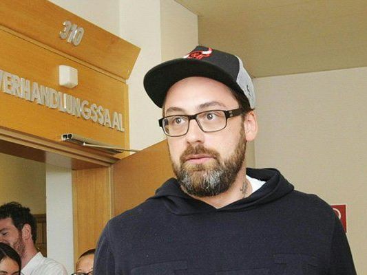 Sido vor dem Verhandlungssaal Sido vor dem Verhandlungssaal