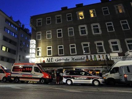 Zwei Tote wurden am Sonntag auf offener Straße gefunden. Zwei Tote wurden am Sonntag auf offener Straße gefunden.
