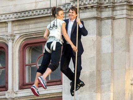 Da lacht er: Tom Cruise gut gelaunt bei seinem Staatsopern-Stunt.