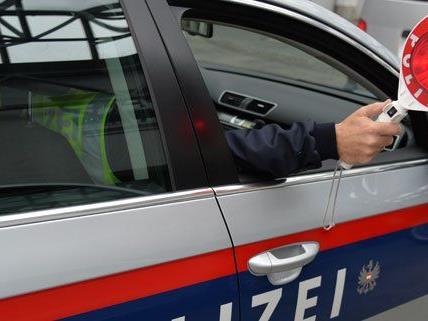 Mit 2,1 Promille ist ein Autolenker in Wien erwischt worden.