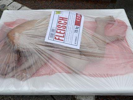 Bei einer Protest-Aktion in Wien ließen sich die Tierschützer "verpacken".