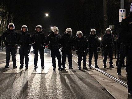 Die Stadt kauft unter anderem Schutzausrüstung für die Polizei. Die Stadt kauft unter anderem Schutzausrüstung für die Polizei.