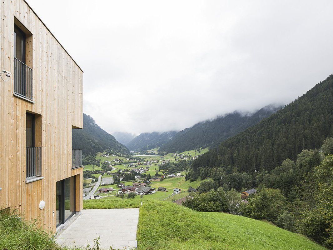 Der Bauplatz des alten wie neuen „Haus M“ ist sensationell. Er liegt an einem steilen Hang rund 200 Meter über dem Dorf