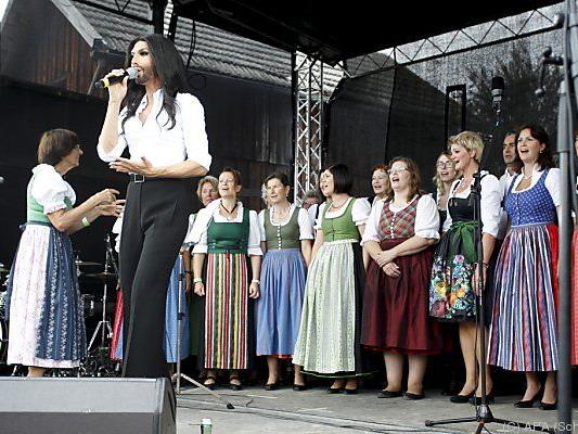 Conchita begleitet vom Bad Mitterndorfer Chor