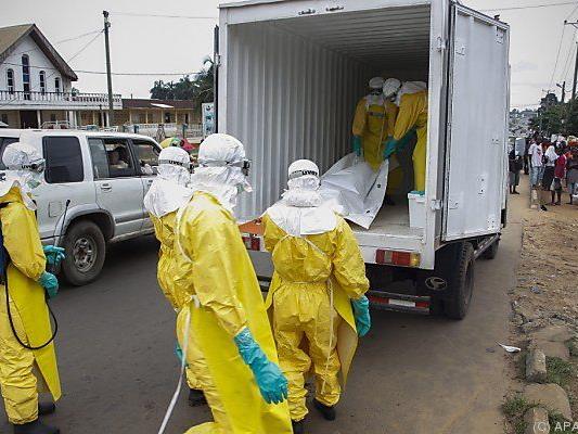 Abtransport von Ebola-Opfer in Liberia