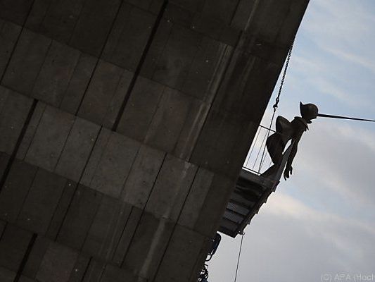 Skulptur übergibt sich von Museumsbalkon Skulptur übergibt sich von Museumsbalkon