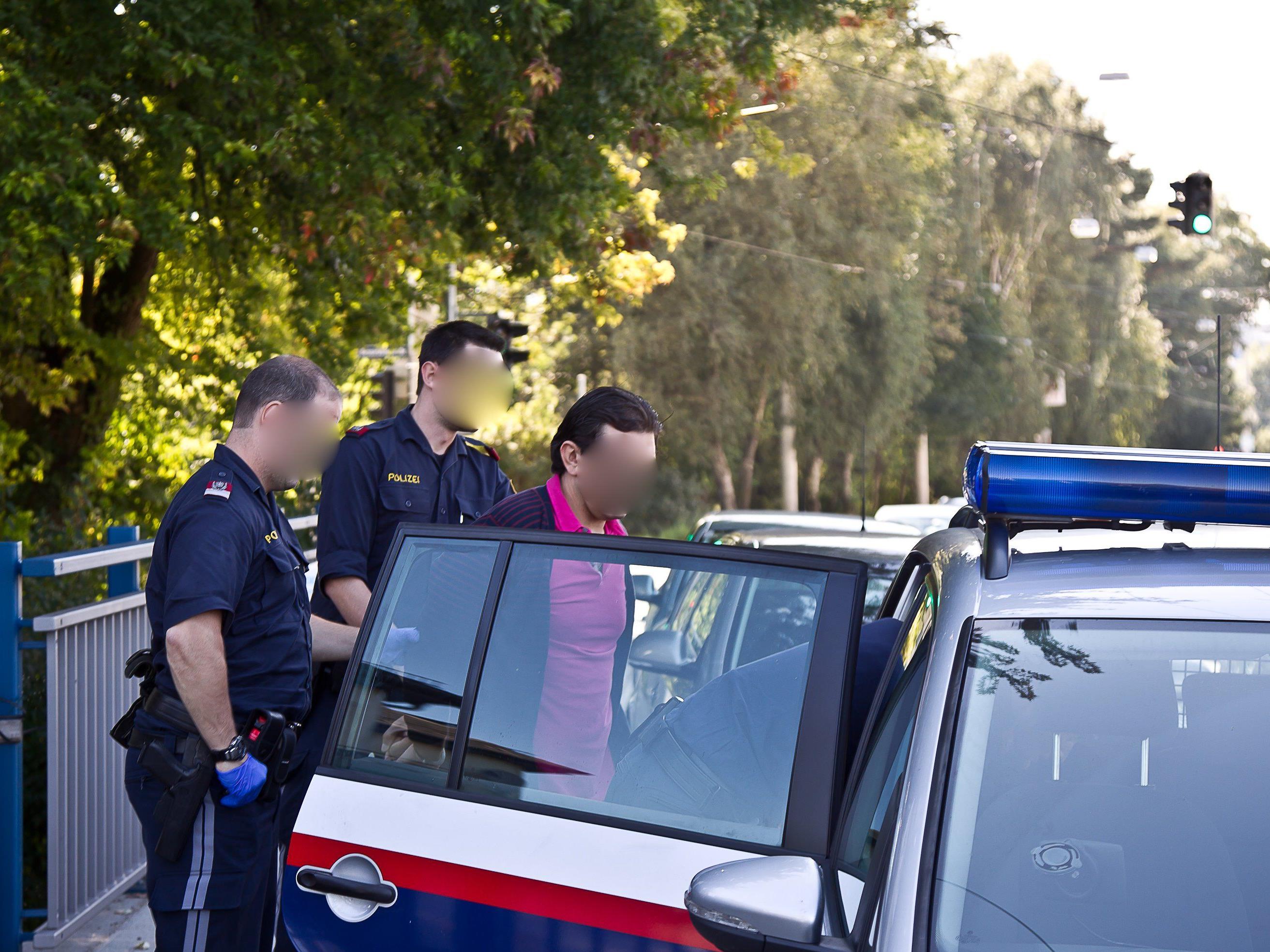 Einer der rumänischen Trickbetrüger wird von der Polizei abgeführt.