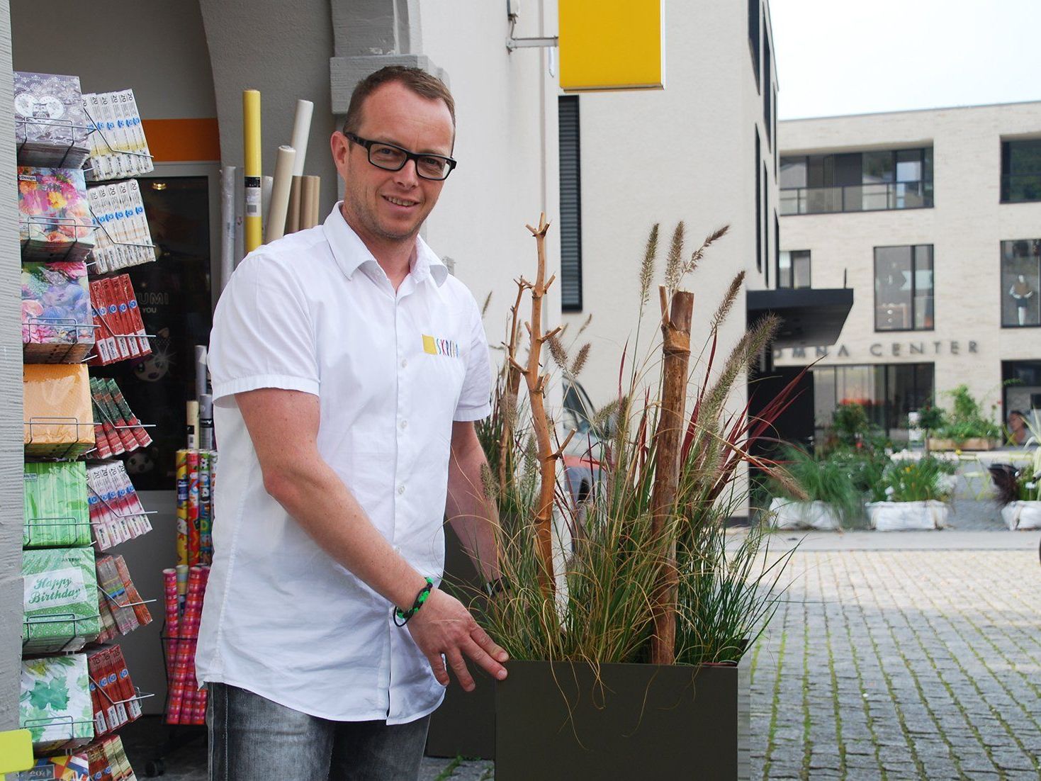 René Nick, Obmann der Kaufmannschaft Rankweil-Vorderland, präsentiert die Herbstdekoration. René Nick, Obmann der Kaufmannschaft Rankweil-Vorderland, präsentiert die Herbstdekoration.