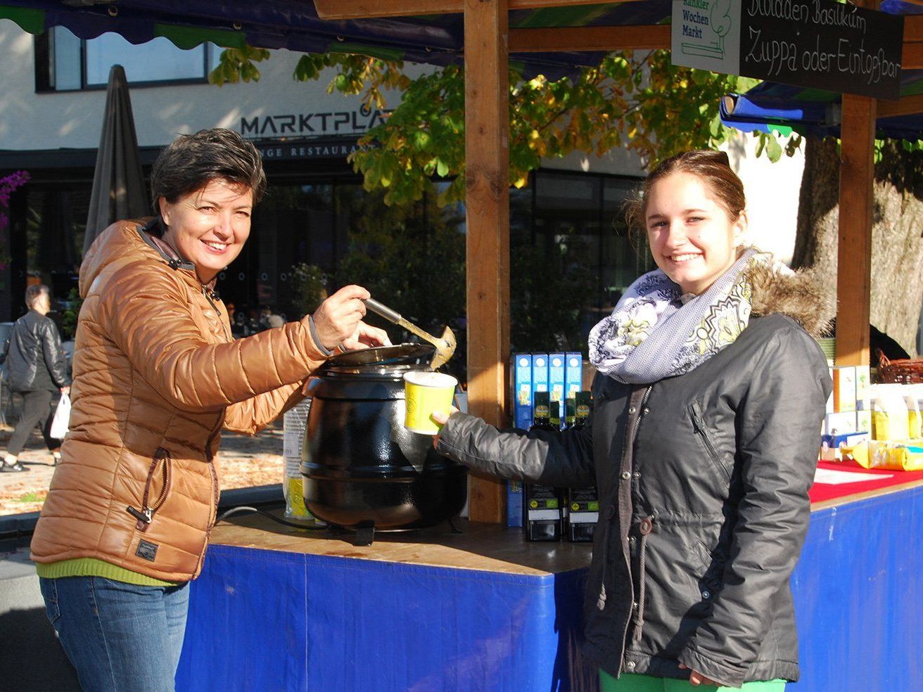 Der Bioshop Basilikum bietet auf dem Rankler Wochenmarkt die Bio-Marktsuppe an. Der Bioshop Basilikum bietet auf dem Rankler Wochenmarkt die Bio-Marktsuppe an.