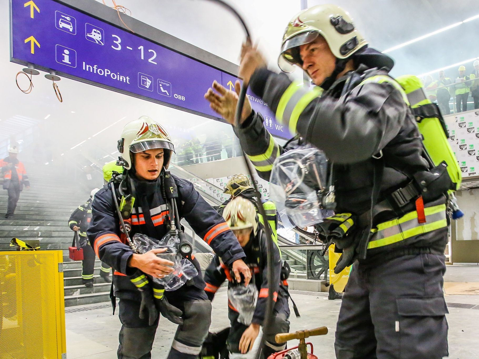 Am Freitag probten Feuerwehr, Berufsrettung und Feuerwehr den Ernstfall am Wiener hauptbahnhof. Am Freitag probten Feuerwehr, Berufsrettung und Feuerwehr den Ernstfall am Wiener hauptbahnhof.