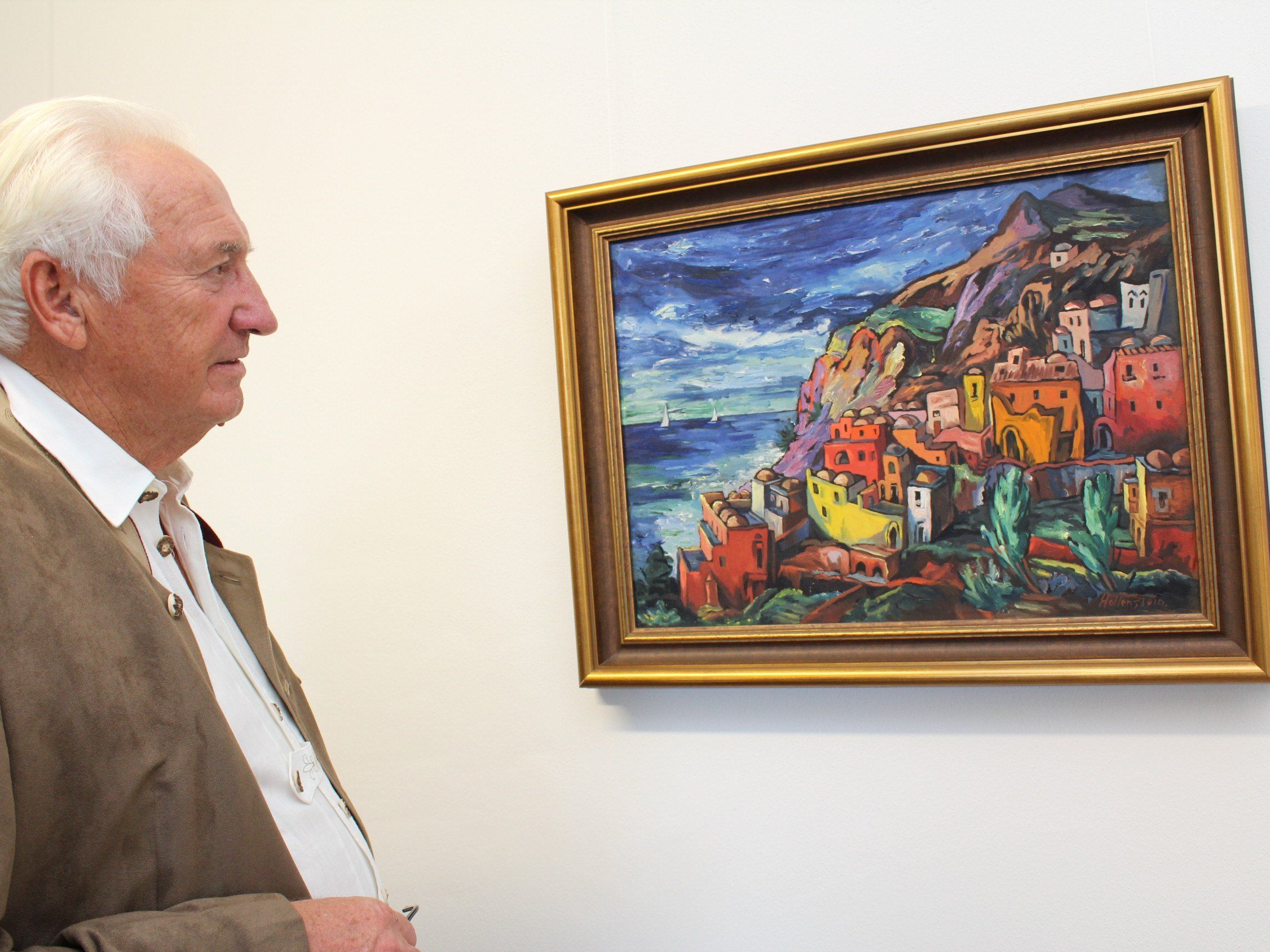 Herbert Furtner bestaunt eine Hollenstein-Malerei. Herbert Furtner bestaunt eine Hollenstein-Malerei.