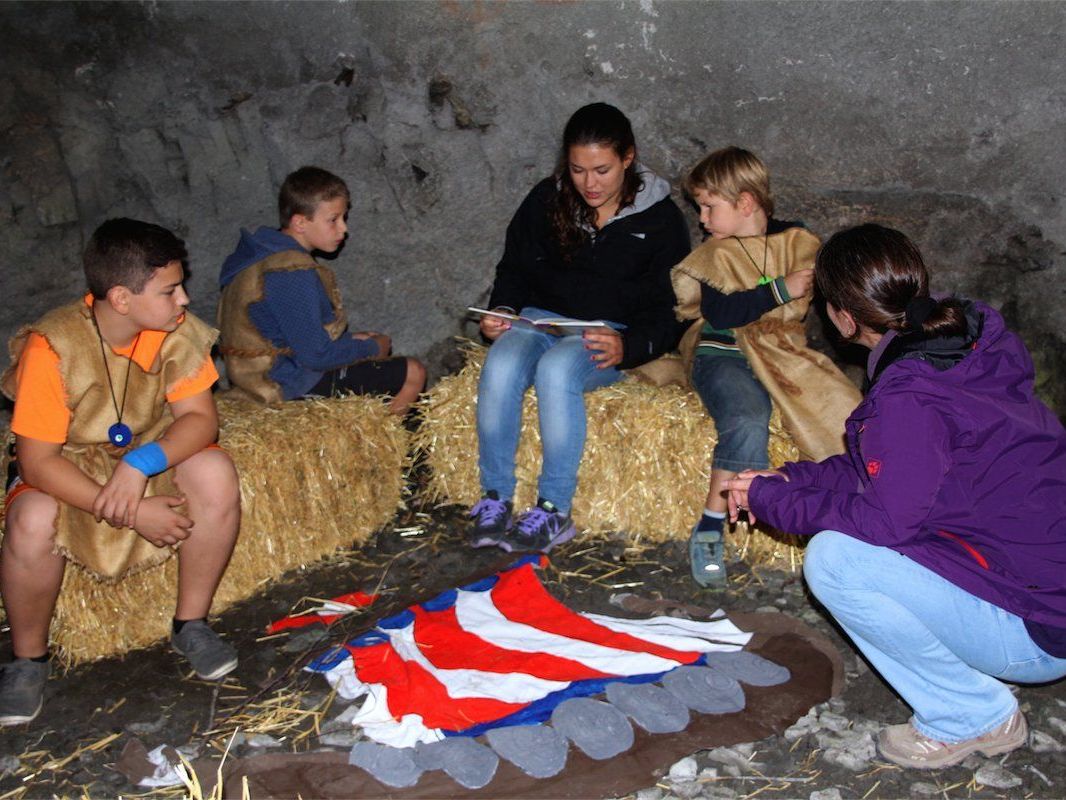 Spannend war es in der Wikingerhöhle, wo den Kindern Geschichten und Rätsel vorgelesen wurden. Spannend war es in der Wikingerhöhle, wo den Kindern Geschichten und Rätsel vorgelesen wurden.
