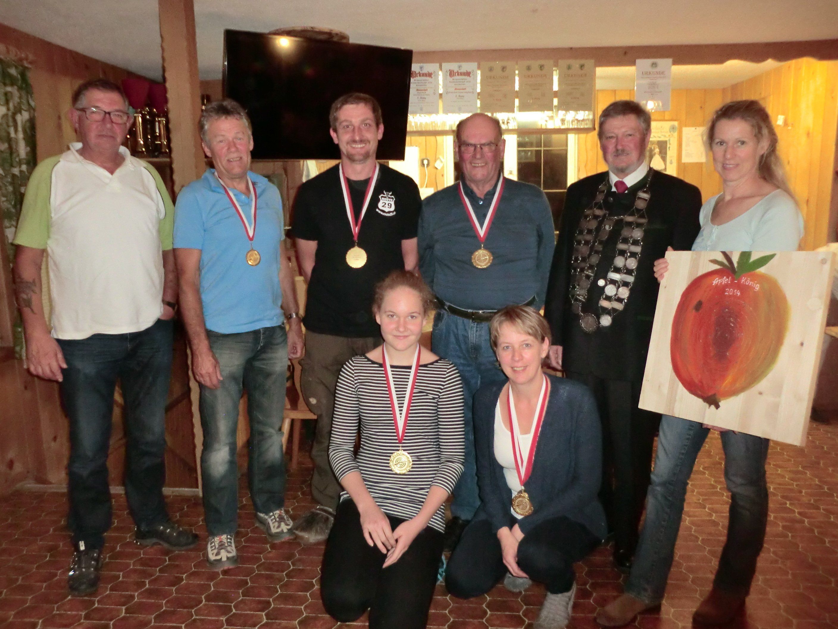 Bild hinten v.l.n.r. Jan Bennenbroek, Mink Feuerstein, Thomas Fink, Josef Kohler, Josef Naßl, Susanne Rhomberg; Bild vorne v.l.n.r.: Bianca Egender, Waltraud Metzler Bild hinten v.l.n.r. Jan Bennenbroek, Mink Feuerstein, Thomas Fink, Josef Kohler, Josef Naßl, Susanne Rhomberg; Bild vorne v.l.n.r.: Bianca Egender, Waltraud Metzler
