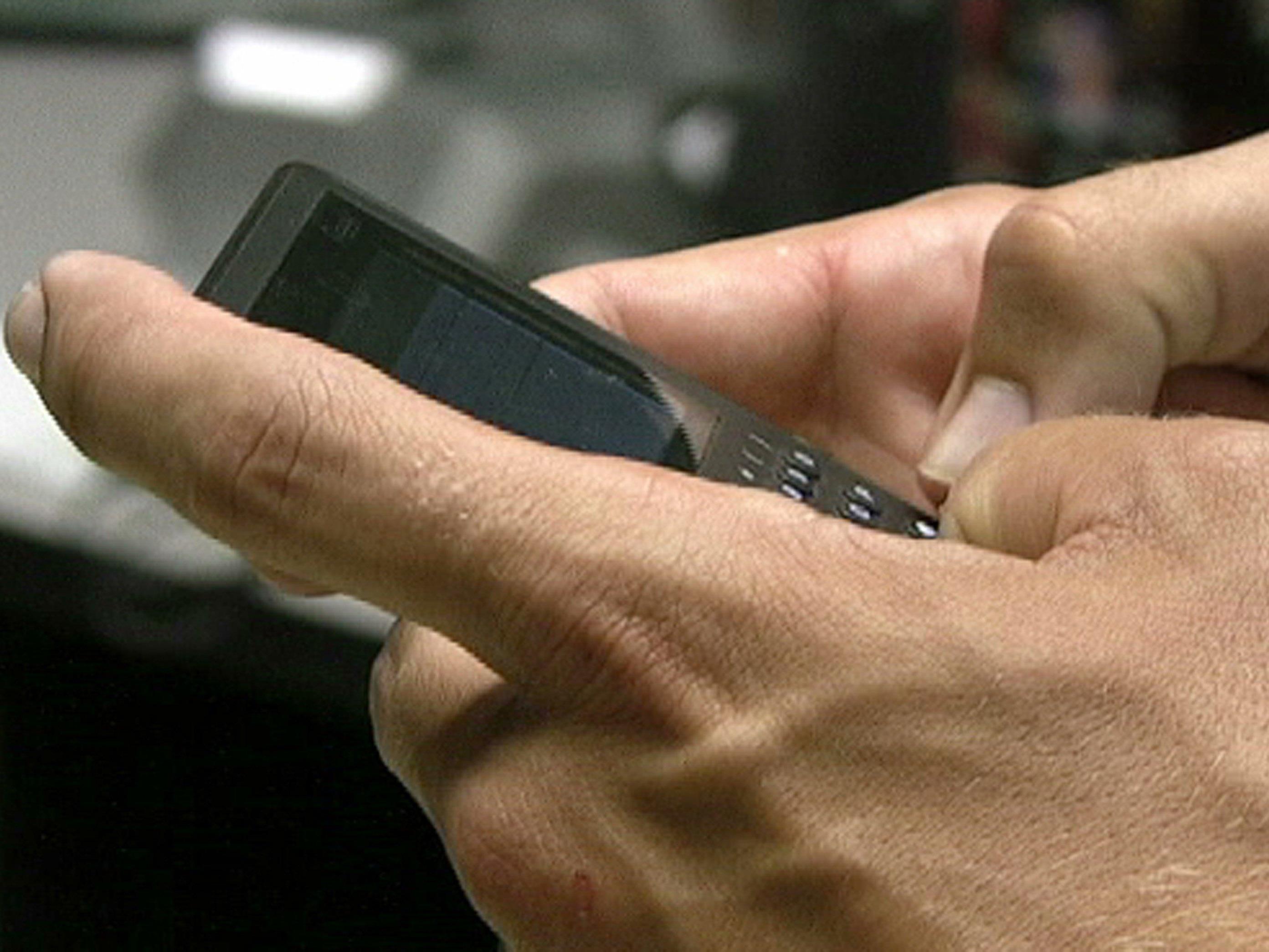 Ein Mann schickte seiner Ex-Freundin 21.807 SMS und muss sich jetzt wegen Stalkings vor Gericht verantworten.