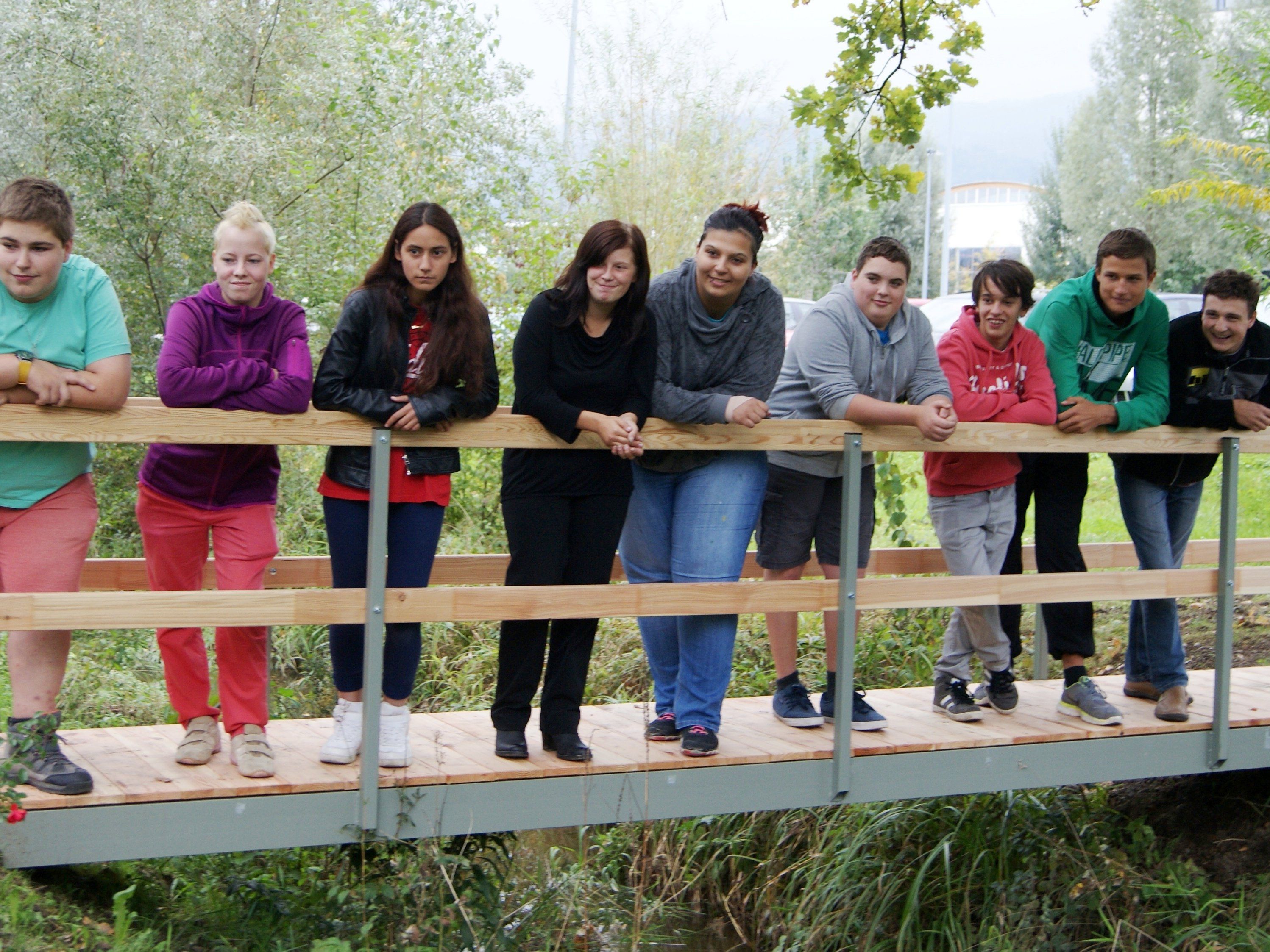 Neue Brücke als gelungenes Werk der Jugendlichen. Neue Brücke als gelungenes Werk der Jugendlichen.