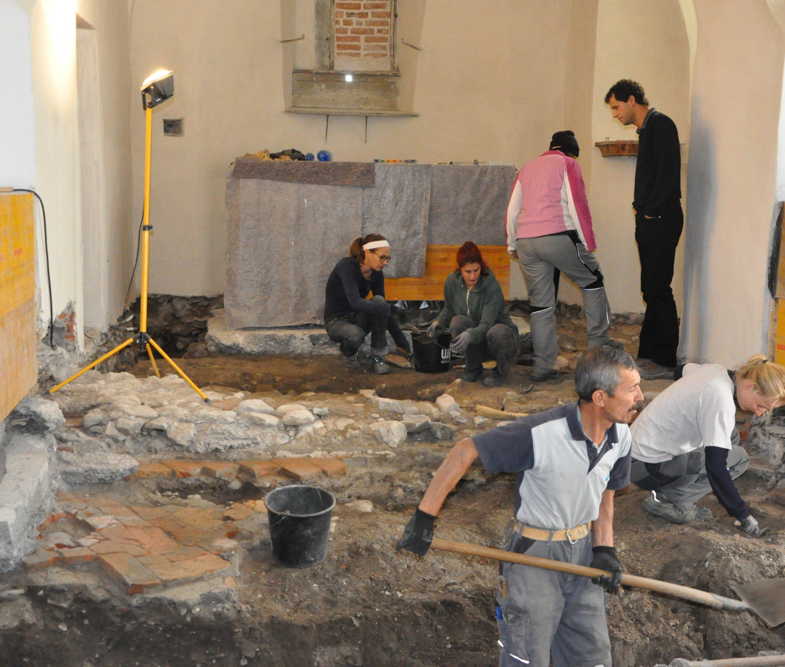 Die Grabungen in der Rankweiler St. eter Kirche sind seit einer Woche im Gange. Die Grabungen in der Rankweiler St. eter Kirche sind seit einer Woche im Gange.