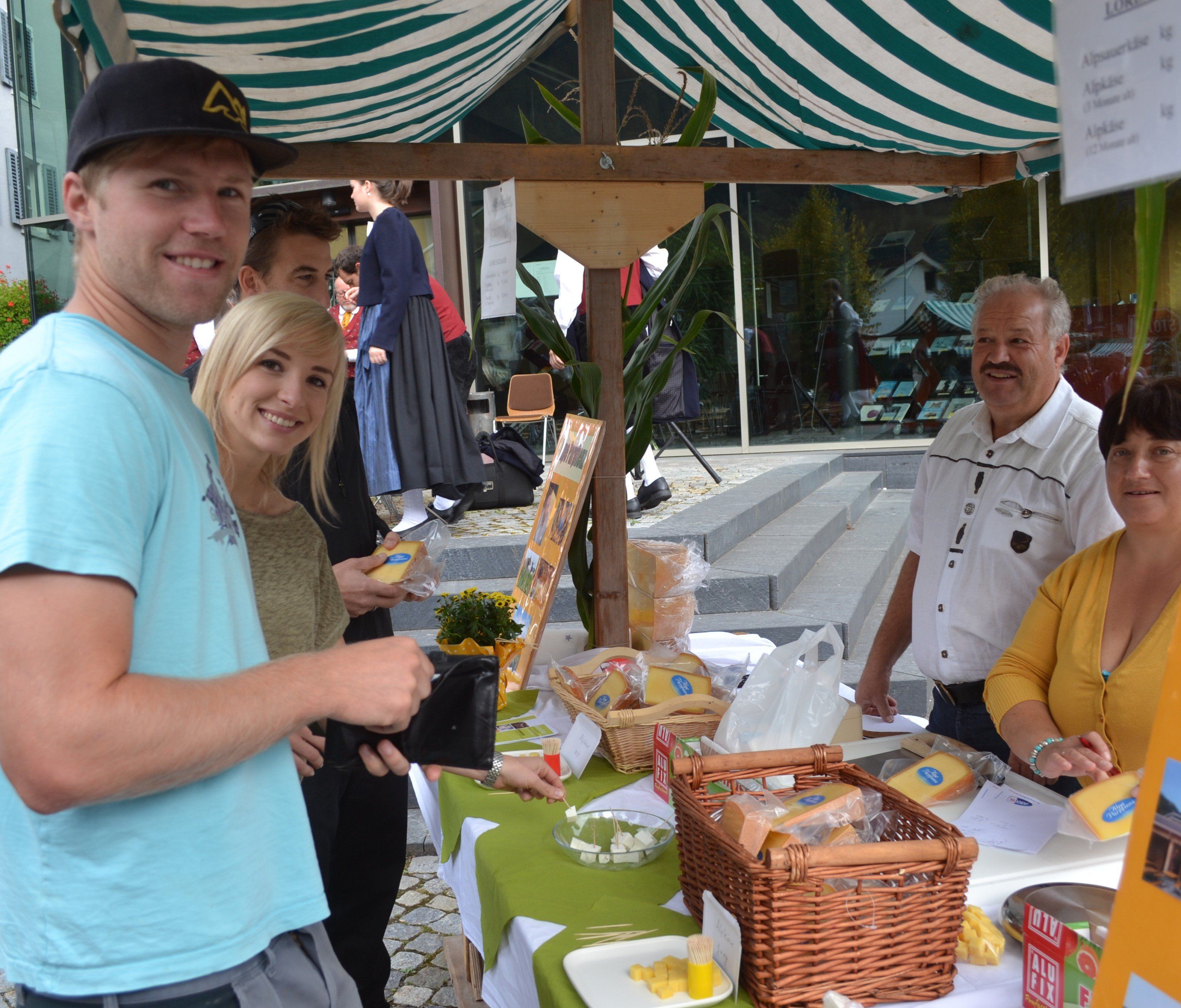 Der Käsemarkt zeigt die Vielfalt der landwirtschaftlichen Produkte, die es im Ort zu kaufen gibt, auf. Der Käsemarkt zeigt die Vielfalt der landwirtschaftlichen Produkte, die es im Ort zu kaufen gibt, auf.