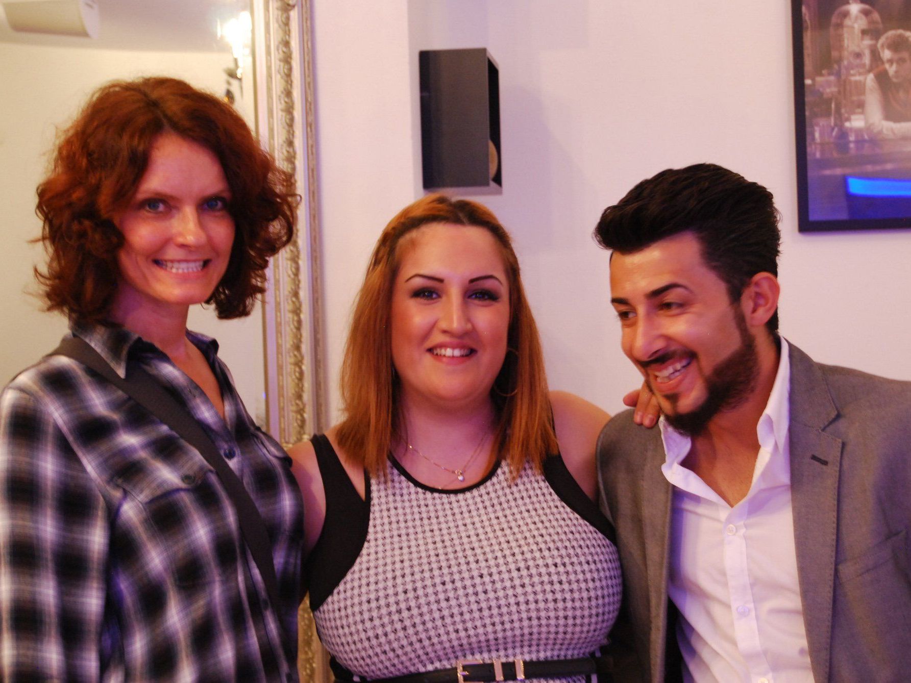 Mit einem großen Eröffnungsfest und zahlreichen Gästen feierten die Inhaber des Geschäfts, Hüseyin und Gülcan Karakoc, den neuen Salon. Mit einem großen Eröffnungsfest und zahlreichen Gästen feierten die Inhaber des Geschäfts, Hüseyin und Gülcan Karakoc, den neuen Salon.