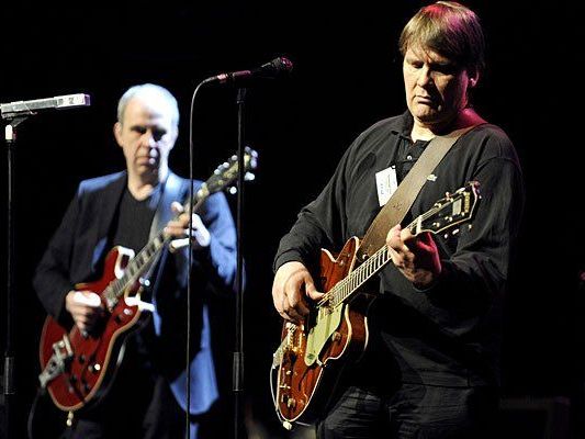 Element of Crime-Sänger Sven Regener (r.) und Gitarrist Jakob Friderichs (alias Jakob Ilja) beim Gig im Burgtheater