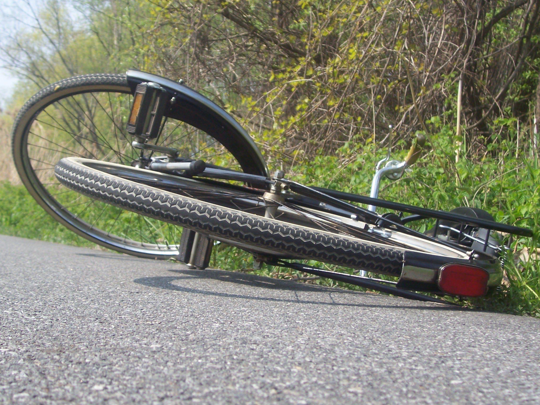 Fahrradfahrerin von Pkw gestreift und gestürzt - Zeugen gesucht.