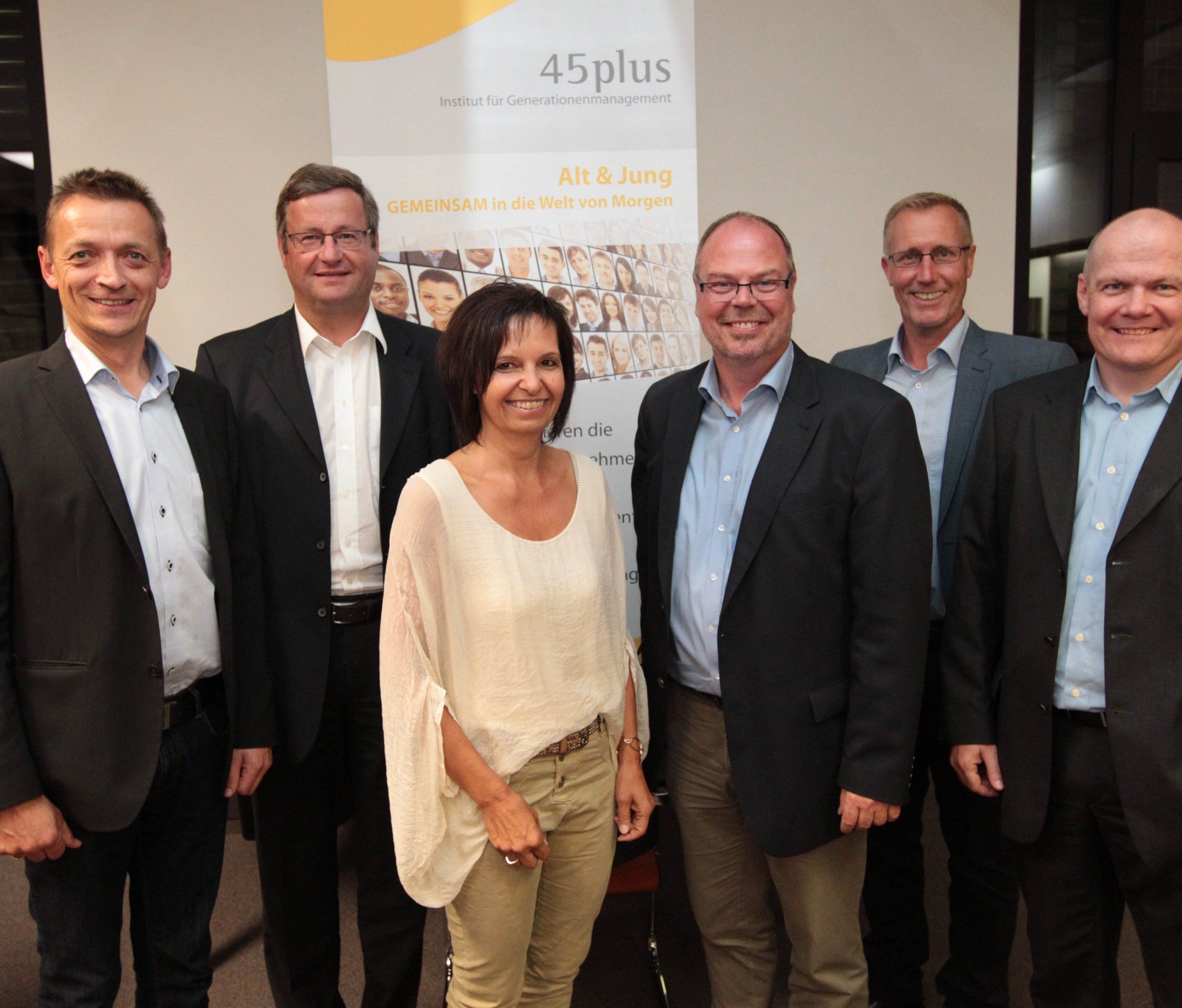Moderator, Referenten und die Teilnehmer an der Podiumsdiskussion; v.l.n.r.: Mag. Georg Geutze – GF der neu gegründeten WIWA-Wirtschaft im Walgau, Dr. Dieter Gruber – Vorstandsdirektor Rondo Ganahl AG, Andrea Plankensteiner – Dipl. Vital- und Ernährungstrainerin, Manfred Rünzler – Obmann Verein 45plus, Mag. Markus Pedot – Moderator, Bruno Marlin – geprüfter und zertifizierter Demografieberater Moderator, Referenten und die Teilnehmer an der Podiumsdiskussion; v.l.n.r.: Mag. Georg Geutze – GF der neu gegründeten WIWA-Wirtschaft im Walgau, Dr. Dieter Gruber – Vorstandsdirektor Rondo Ganahl AG, Andrea Plankensteiner – Dipl. Vital- und Ernährungstrainerin, Manfred Rünzler – Obmann Verein 45plus, Mag. Markus Pedot – Moderator, Bruno Marlin – geprüfter und zertifizierter Demografieberater