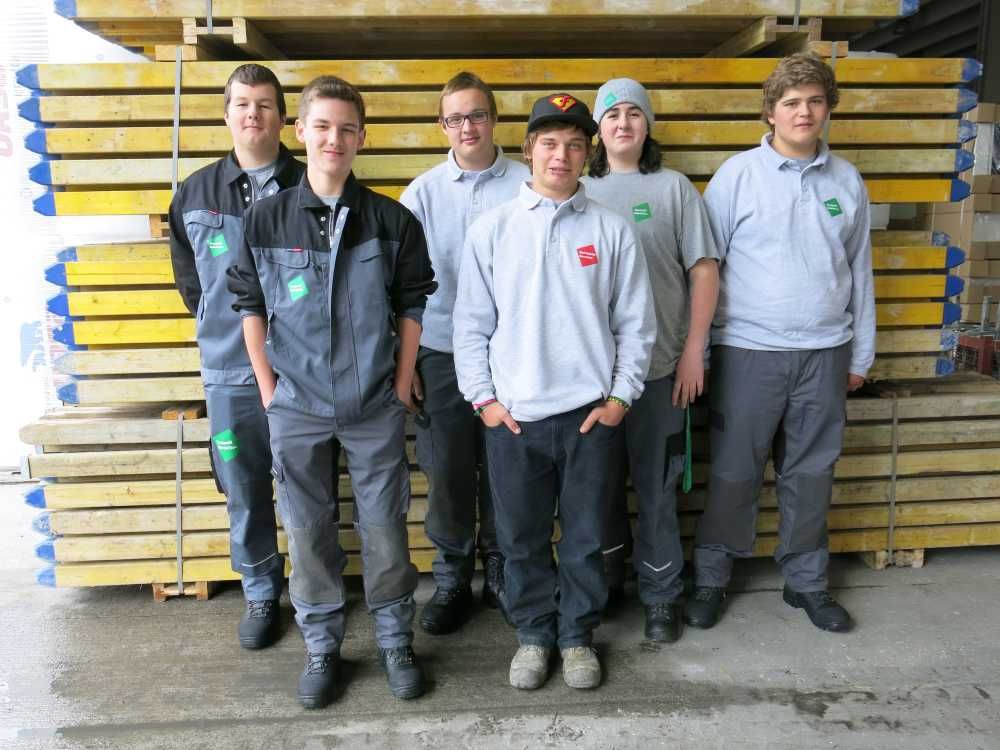 Im Herbst starteten sechs Maurerlehrlinge ihre Ausbildung, im Sommer eine Bürokauffrau und ein Baumaschinentechniker. Im Herbst starteten sechs Maurerlehrlinge ihre Ausbildung, im Sommer eine Bürokauffrau und ein Baumaschinentechniker.
