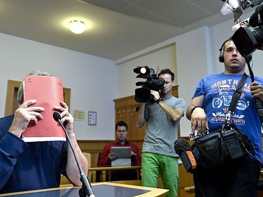 Der Vater des Hauptverdächtigen im Wiener Handgranatenmord beim Prozess in Wien Der Vater des Hauptverdächtigen im Wiener Handgranatenmord beim Prozess in Wien