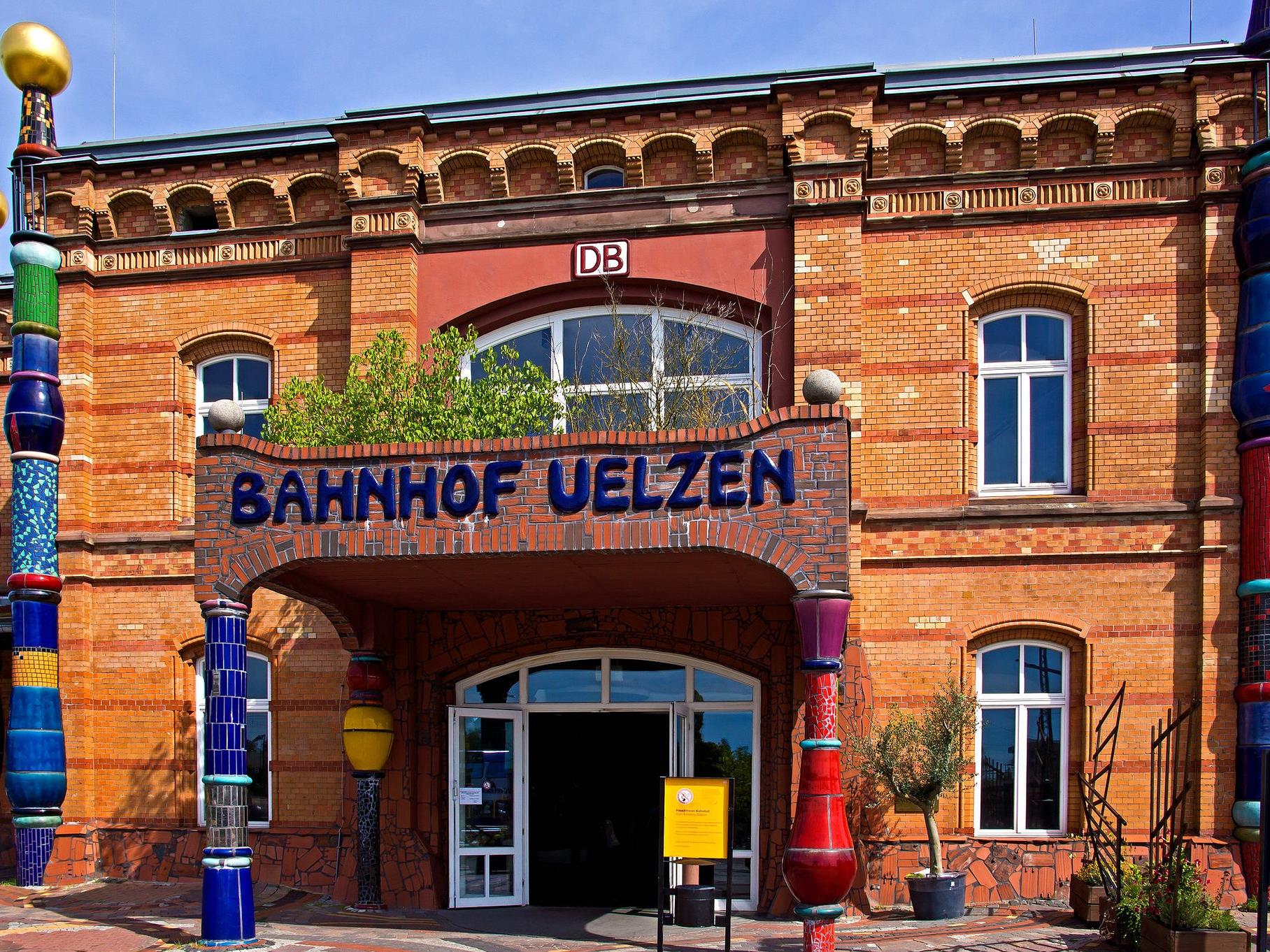 In Uelzen steht der einzige Hundertwasser-Bahnhof der Welt.