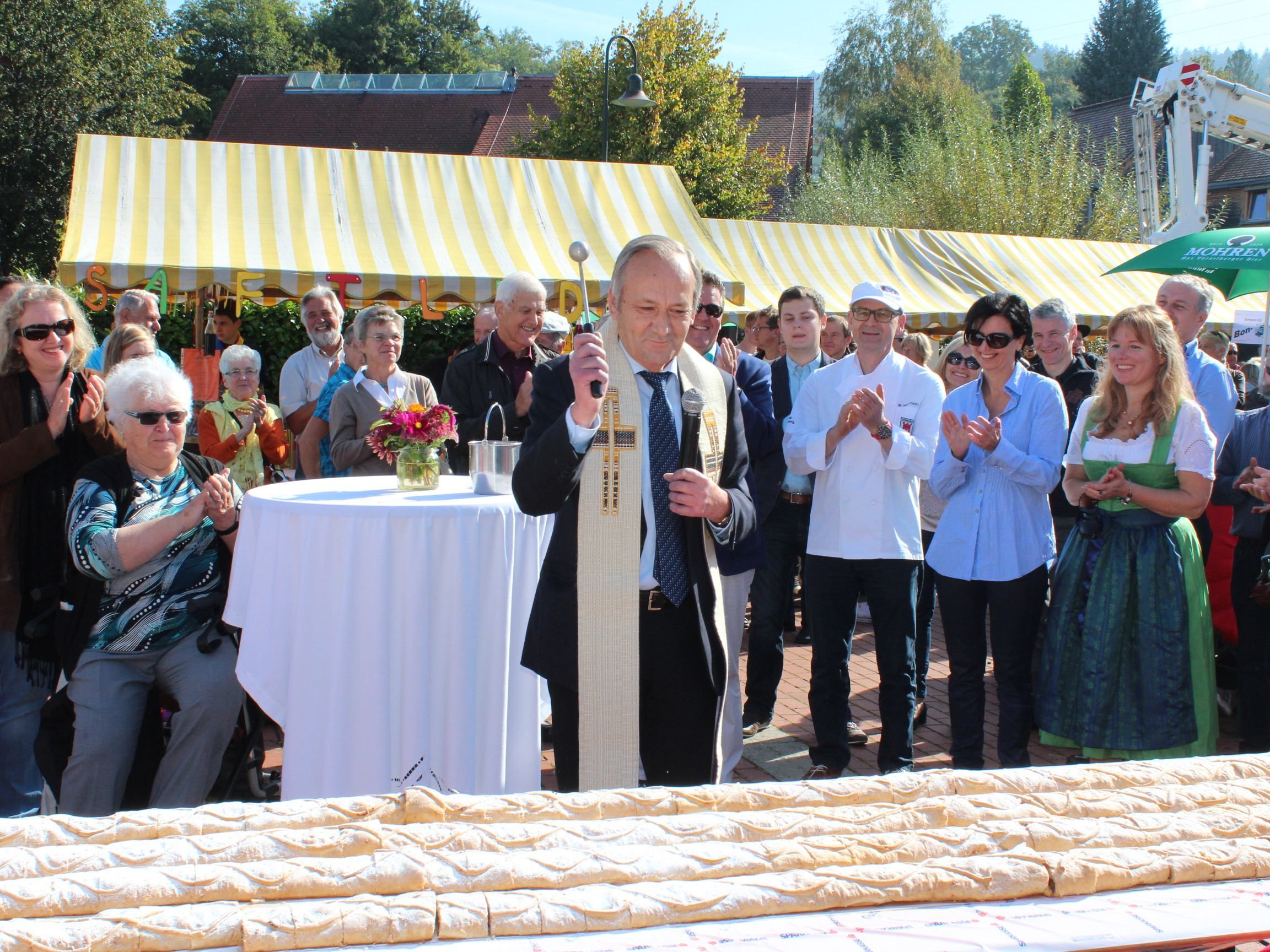 Segnung des 40 Meter langen Apfelstrudels. Segnung des 40 Meter langen Apfelstrudels.