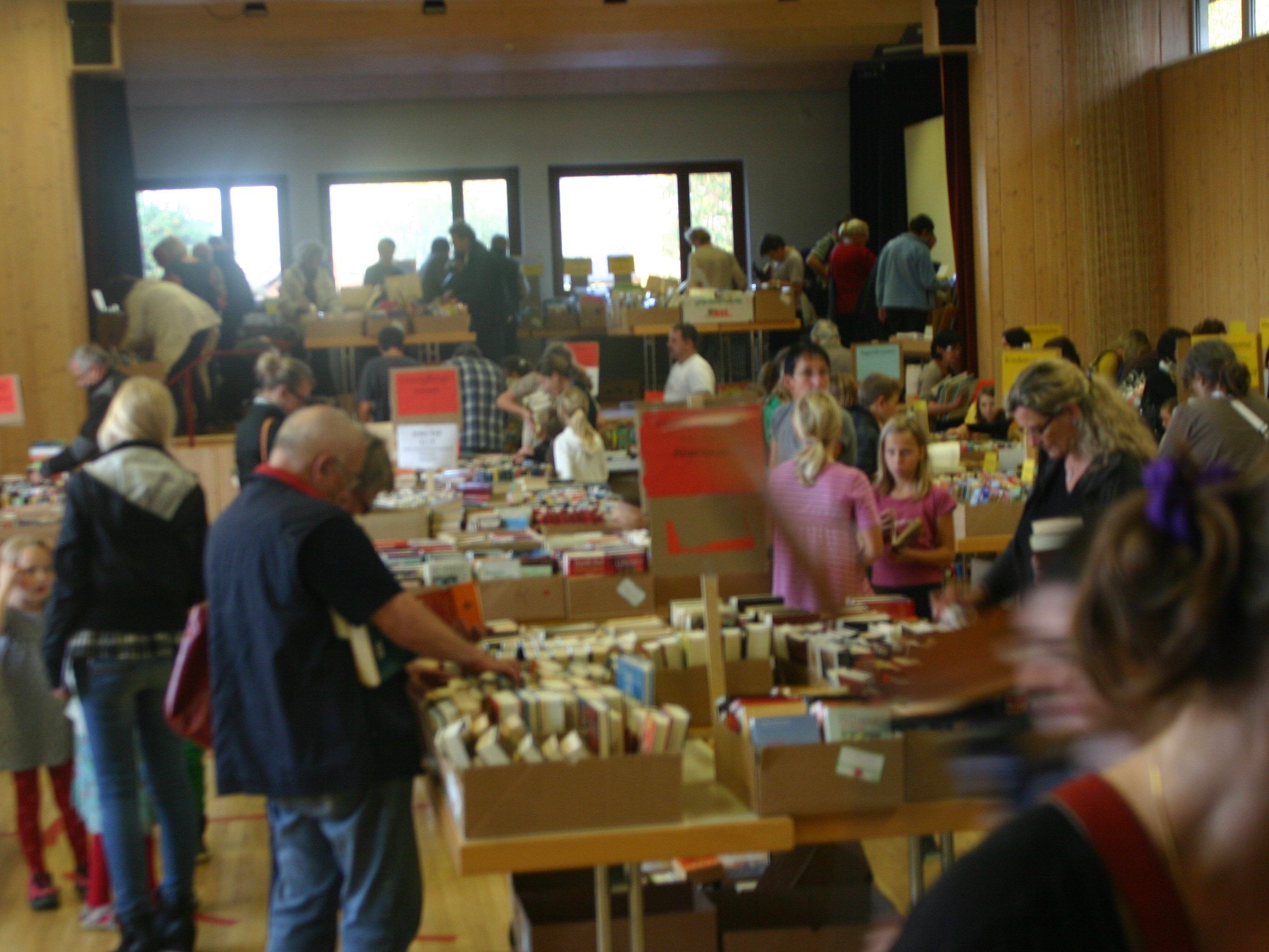 Die Vorbereitungen für den Bücherflohmarkt laufen auf Hochtouren. Die Vorbereitungen für den Bücherflohmarkt laufen auf Hochtouren.