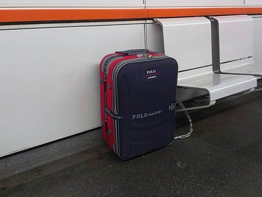 Diesen Koffer kettete der Tourist in der Station an Diesen Koffer kettete der Tourist in der Station an