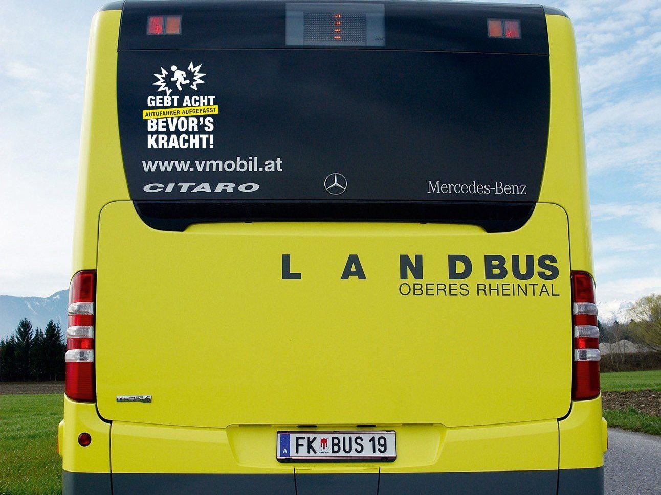 Mit Busbeschriftungen wird auf die Gefahren zum Schulbeginn aufmerksam gemacht. Mit Busbeschriftungen wird auf die Gefahren zum Schulbeginn aufmerksam gemacht.