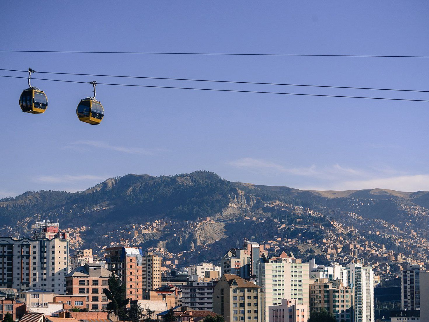 Zweite Doppelmayr-Seilbahn in Bolivien, die "Linea Amarilla", nimmt Fahrt auf. Zweite Doppelmayr-Seilbahn in Bolivien, die "Linea Amarilla", nimmt Fahrt auf.