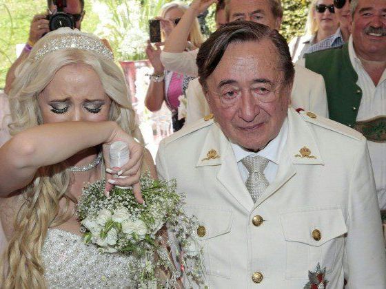 Vom Eklat um die Lugnersche Hochzeitstorte berichtete VIENNA.at - "Austrian Problems" griff dies auf Vom Eklat um die Lugnersche Hochzeitstorte berichtete VIENNA.at - "Austrian Problems" griff dies auf