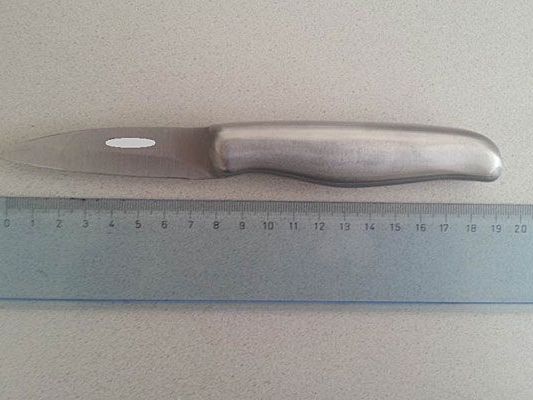 Mit diesem Messer wurde das Opfer zwischen die Beine gestochen Mit diesem Messer wurde das Opfer zwischen die Beine gestochen