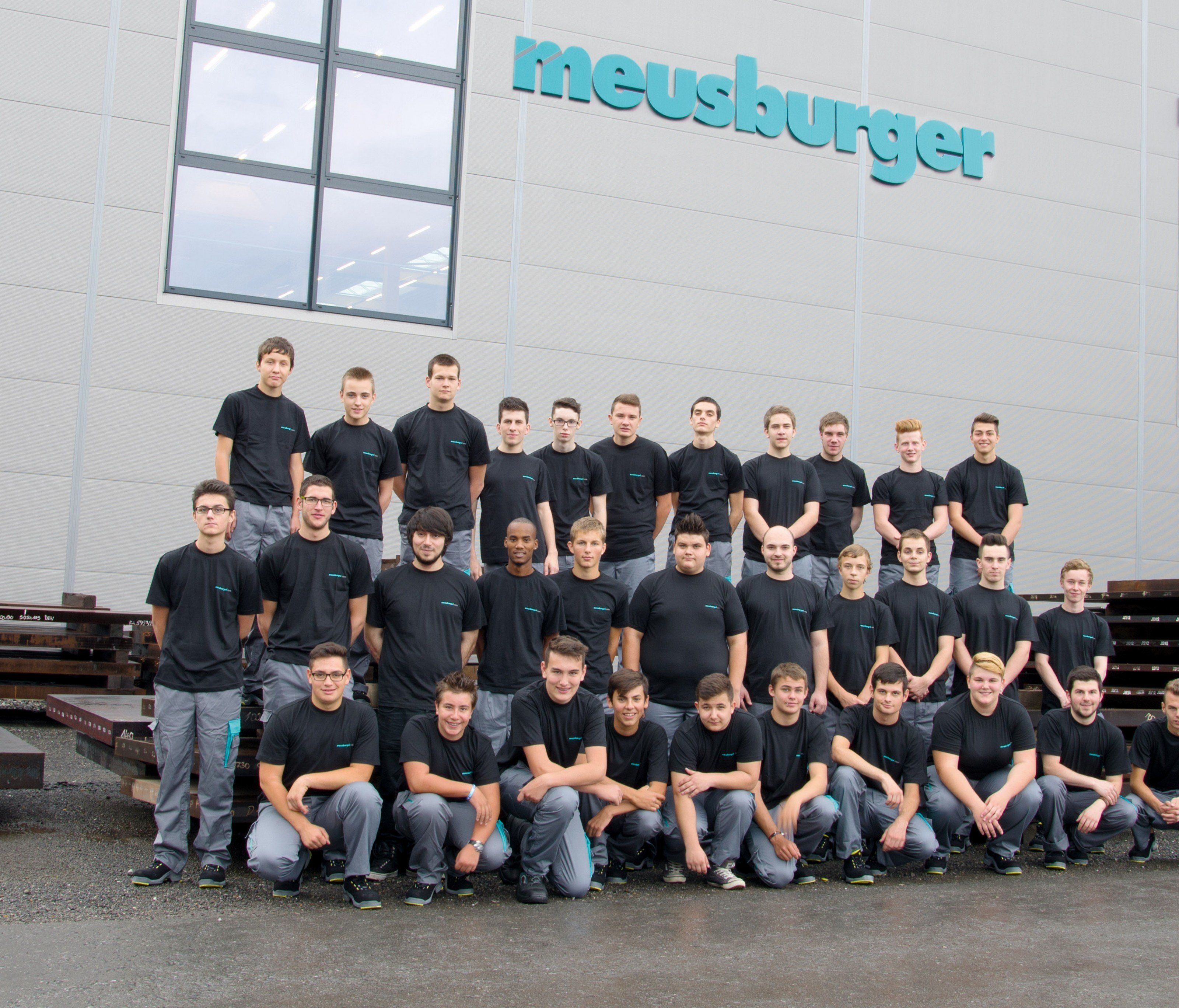 Die neuen angehenden FacharbeiterInnen von Meusburger. (Nicht auf dem Bild sind Michael Geuze und Tahir Ayküz.) Die neuen angehenden FacharbeiterInnen von Meusburger. (Nicht auf dem Bild sind Michael Geuze und Tahir Ayküz.)