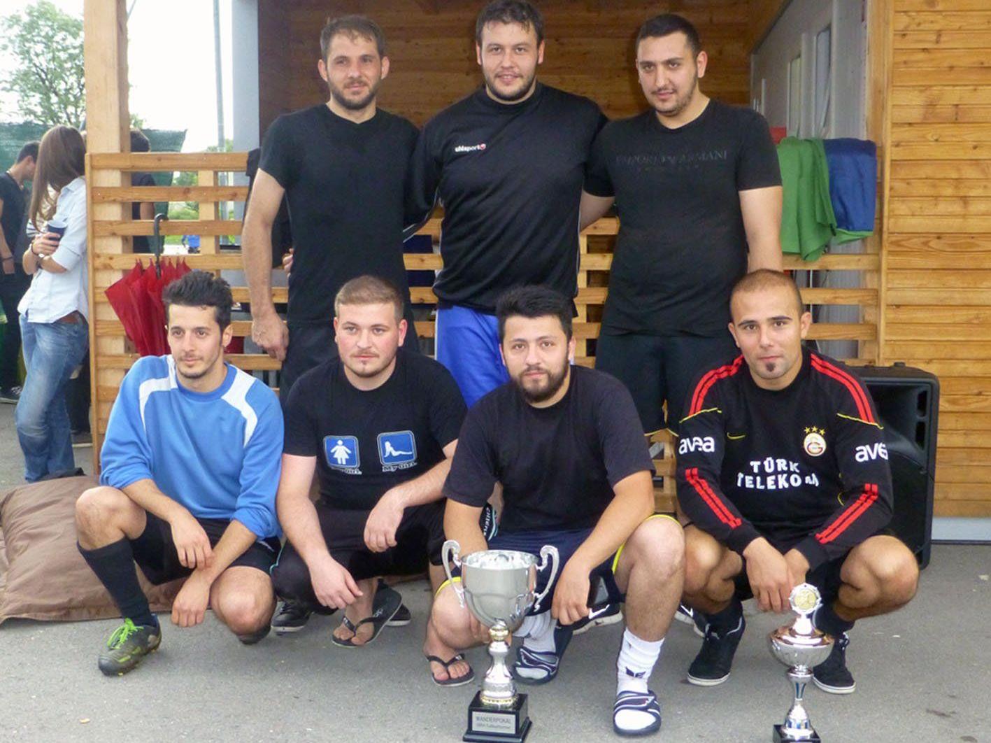 Das Siegerteam  „Puma-light.com“ beim OJAH-Fußballturniers auf dem Tschutterplatz „am Dämmle“.