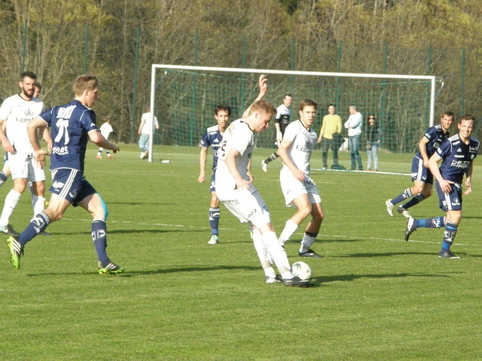 Die Kicker aus Egg und Andelsbuch kreuzen am Samstag die Klingen. Die Kicker aus Egg und Andelsbuch kreuzen am Samstag die Klingen.