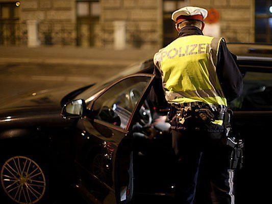 Wien-Hietzing: Mann beißt Polizisten in das Bein